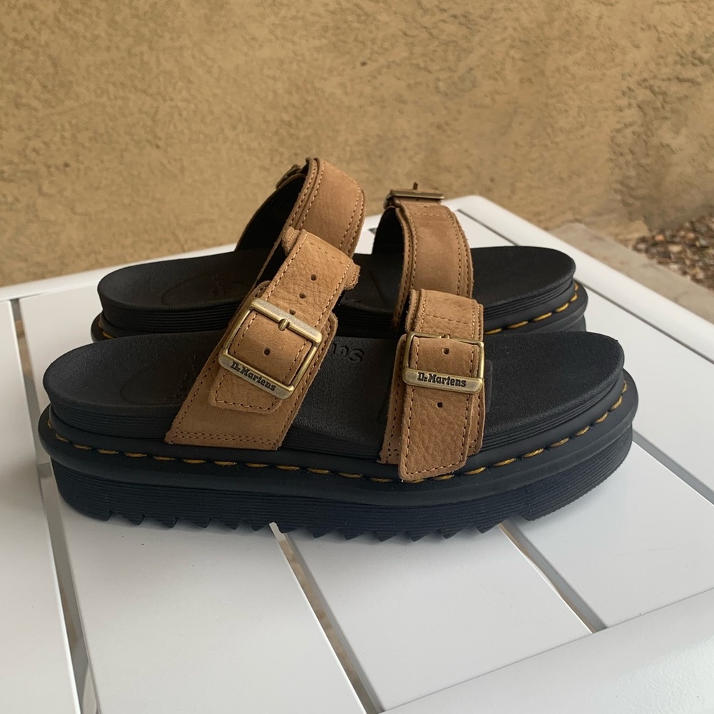 New Dr. Martens tan leather platform slip on sandals size 6 ( European 37)